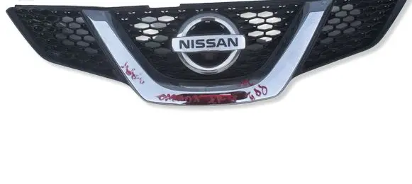 Nissan Qashqai Front bumper upper radiator grill 