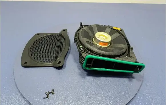 Audi A4 S4 B7 8E 8H Subwoofer speaker 6801075