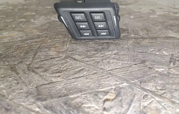 Volvo XC90 Steering wheel buttons/switches 8666729 03W39T