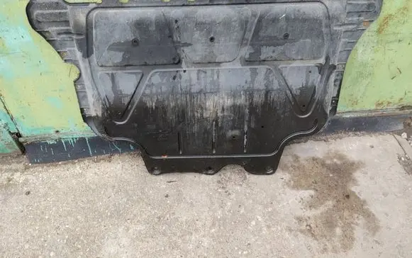 Skoda Octavia Mk3 (5E) Engine splash shield/under tray 5Q0825236