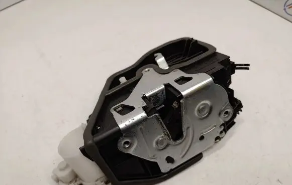 BMW X3 F25 Front door lock 7318419 51217318419 51217283627