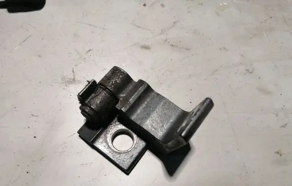 Volkswagen PASSAT B8 Front door upper hinge 8X0831403E