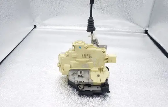 Volkswagen PASSAT B6 Front door lock 3C1837016B