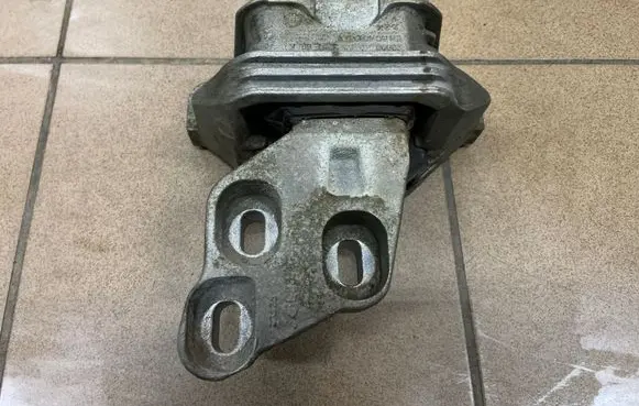 Mercedes-Benz GLA W156 X156 Gearbox mount A2462400617