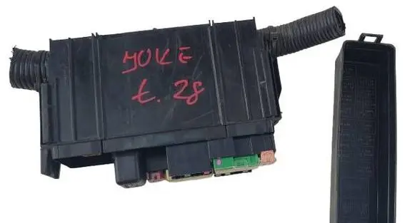 Nissan Juke I F15 Relay mounting block 