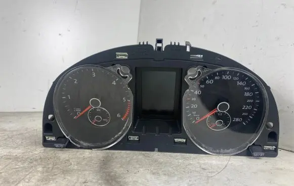 Volkswagen PASSAT B7 Speedometer (instrument cluster) 3C8920870N