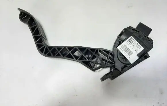 Accelerator throttle pedal