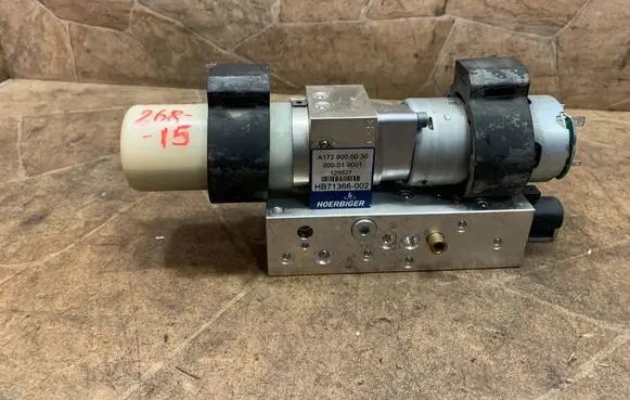 Mercedes-Benz SLK R172 Convertible roof hydraulic pump A1728000030