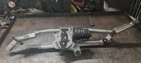 Volvo V70 Front wiper linkage and motor 30753089