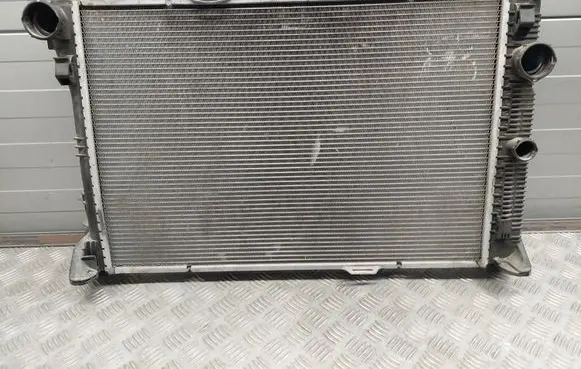 Mercedes-Benz CLS C218 X218 Coolant radiator A2045003703