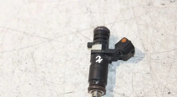 Volkswagen Golf V Fuel injector 06A906031CM