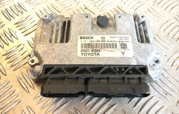 Toyota Yaris Engine control unit/module 896610DB60 0261S04205 1039S34209