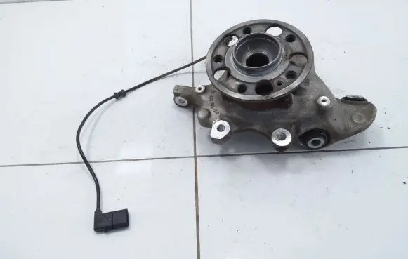 Rear wheel hub spindle/knuckle