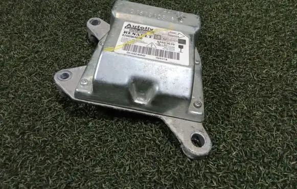 Renault Trafic III (X82) Airbag control unit/module 8200969856