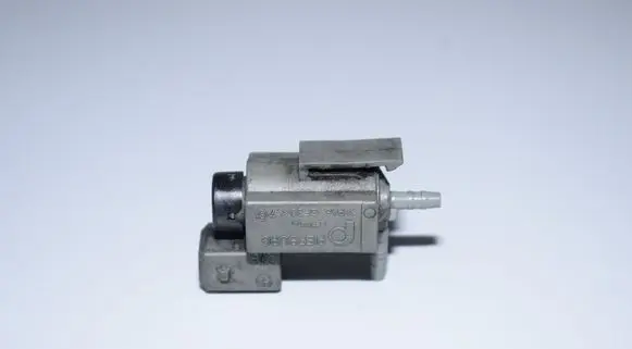 BMW 5 E60 E61 Vacuum valve 7537612