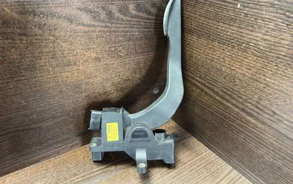 Accelerator throttle pedal
