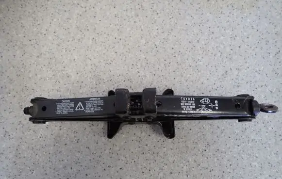 Toyota Yaris Spare wheel mounting bracket 