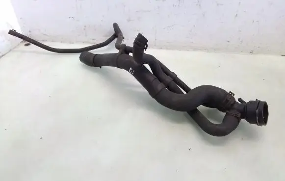 Volkswagen PASSAT B6 Engine coolant pipe/hose