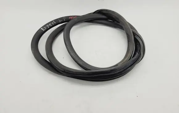 Peugeot Expert Front door rubber seal 13715