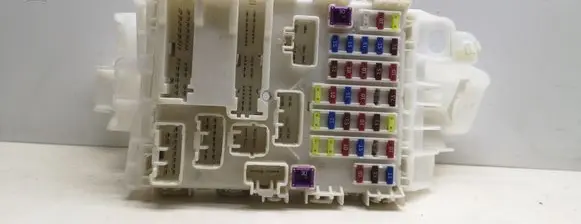 Suzuki Swift II Fuse module P6020959