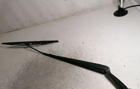 Toyota Avensis T250 Front wiper blade arm