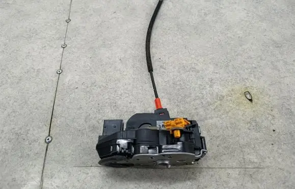 Opel Mokka X Rear door lock 13579546MT