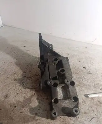 Volvo V70 Engine mounting bracket 8642196