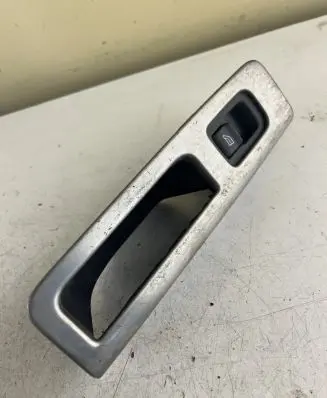 Volvo V50 Electric window control switch 8679678