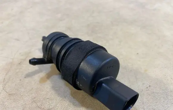 Mercedes-Benz G W461 W463 1st Gen Windscreen/windshield washer pump A2108690821