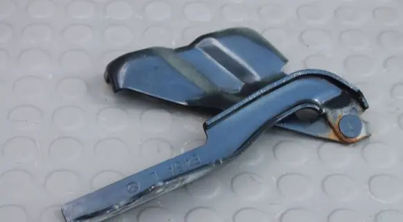Engine bonnet/hood hinges