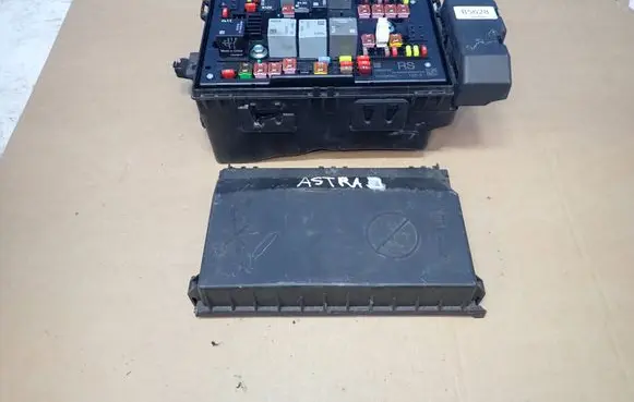 Opel Astra J Fuse module 13343762 1322 1110083AC