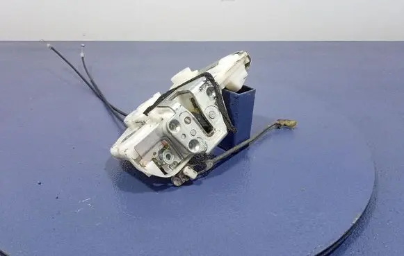 Suzuki Swift I Front door lock 