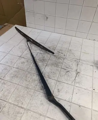 Nissan Almera Tino Front wiper blade arm