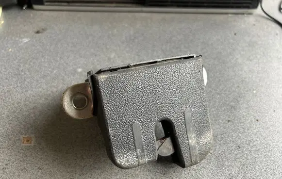 Volkswagen Touran I Tailgate lock latch 1T0827505H