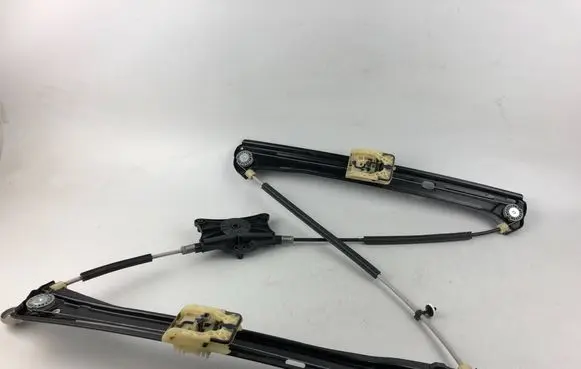 Volkswagen Tiguan Front door electric window regulator 5NA837462A