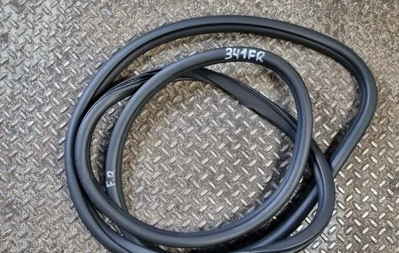 Jeep Grand Cherokee WL Front door rubber seal 68376140AF