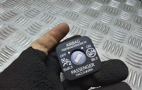 Toyota Verso Passenger airbag on/off switch 