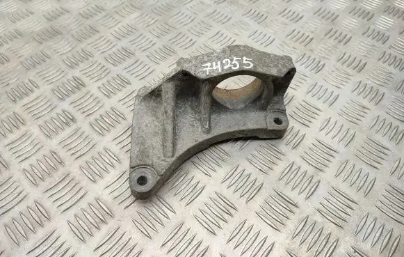 Nissan Qashqai Engine mounting bracket