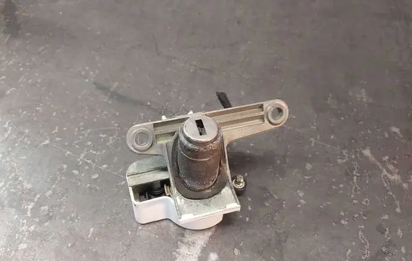 Audi A4 S4 B5 8D Tailgate exterior lock 8D9827573A