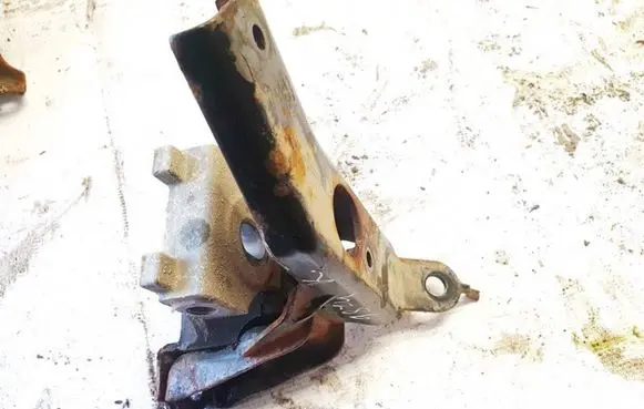 Toyota Yaris Engine mount bracket