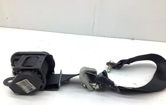 Nissan Leaf II (ZE1) Rear seatbelt 638265401E 106X090LH 15070718