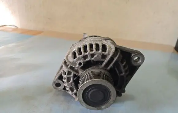 Opel Zafira B Generator/alternator 93169028
