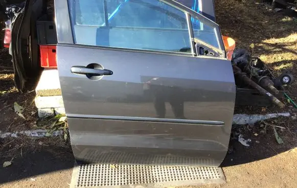 Mazda 5 Front door