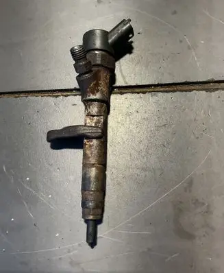 Opel Vivaro Fuel injector 8200238528