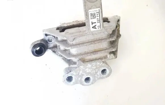 Opel Insignia A Engine mount bracket 13227712