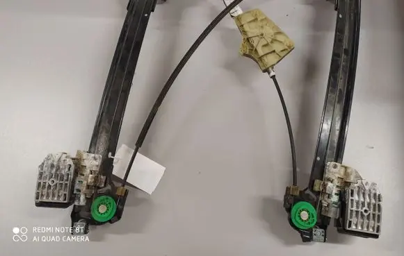 Rear window lifting mechanism without motor