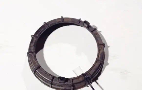 Fuel tank mounting bracket