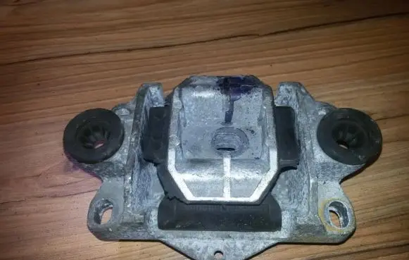 Ford Mondeo Mk III Engine mount bracket 95bb9b929aa