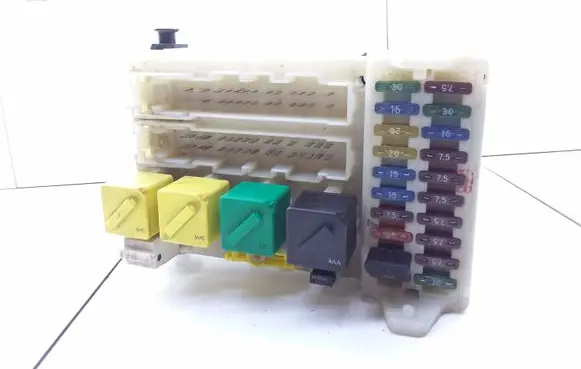 Ford Mondeo MK I Fuse module 94BG14K150AD B4V2A