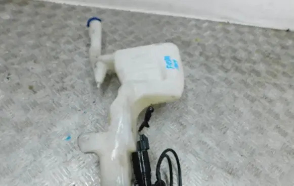 Ford Fiesta Windshield washer fluid reservoir/tank 8A6117B613AD